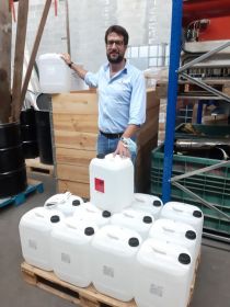 Il sindaco Vittorio Ferrero mostra il disinfettante per mani donato da Versalis alla Città di Crescentino